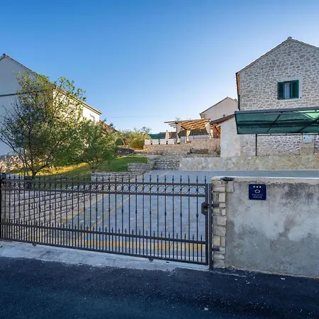 3 Bedroom Gorgeous In Holiday home *